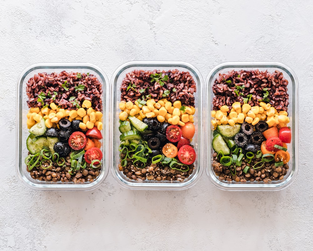 Alimentos saludables en mesa